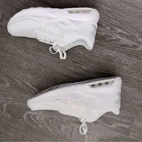 White Nike Air Max Sneakers Like New Size 9 - Picture 3 of 7